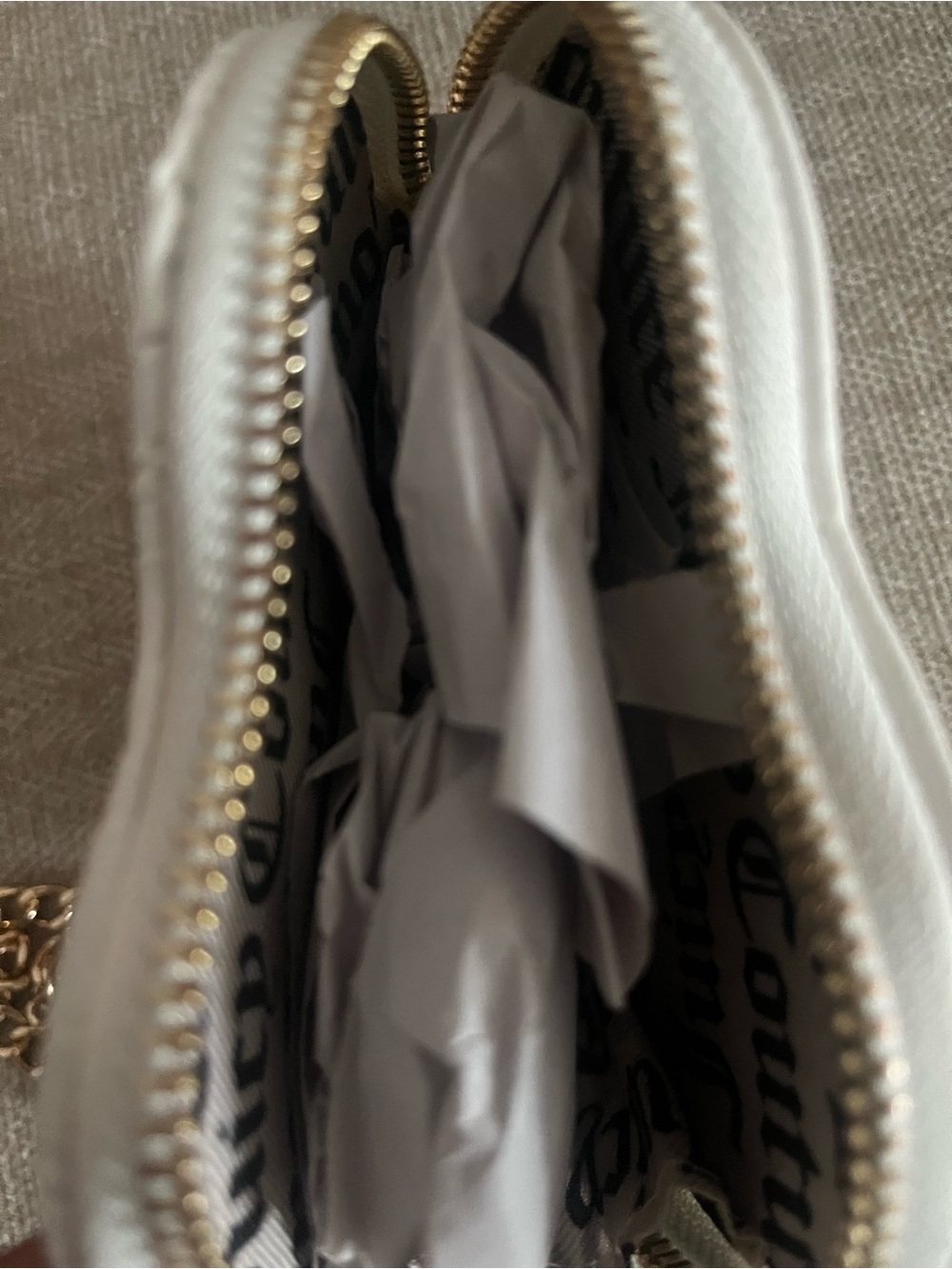 Juicy Couture White Heart Mini Wristlet with Gold Chain NWOT - Picture 3 of 4
